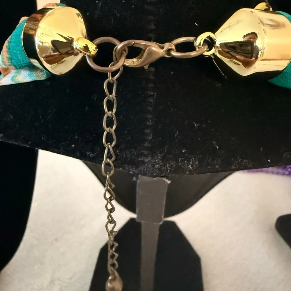 Vintage Colorful Beaded Necklace and earrings 
6 necklaces 
2 earrings - Picture 10 of 16